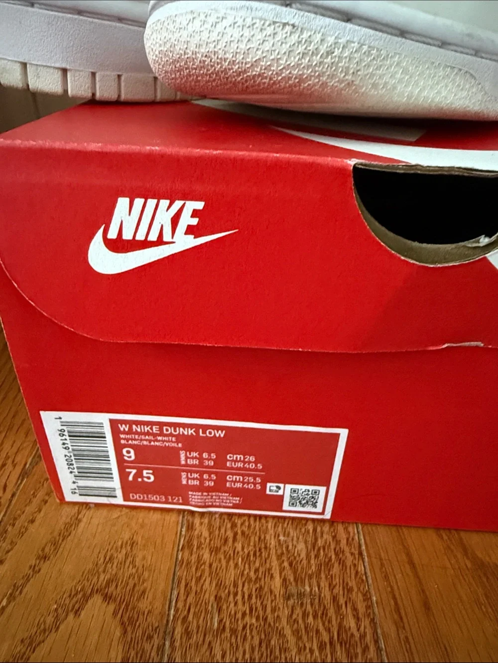 Nike Low-Top Sneakers in Off-White and Cream